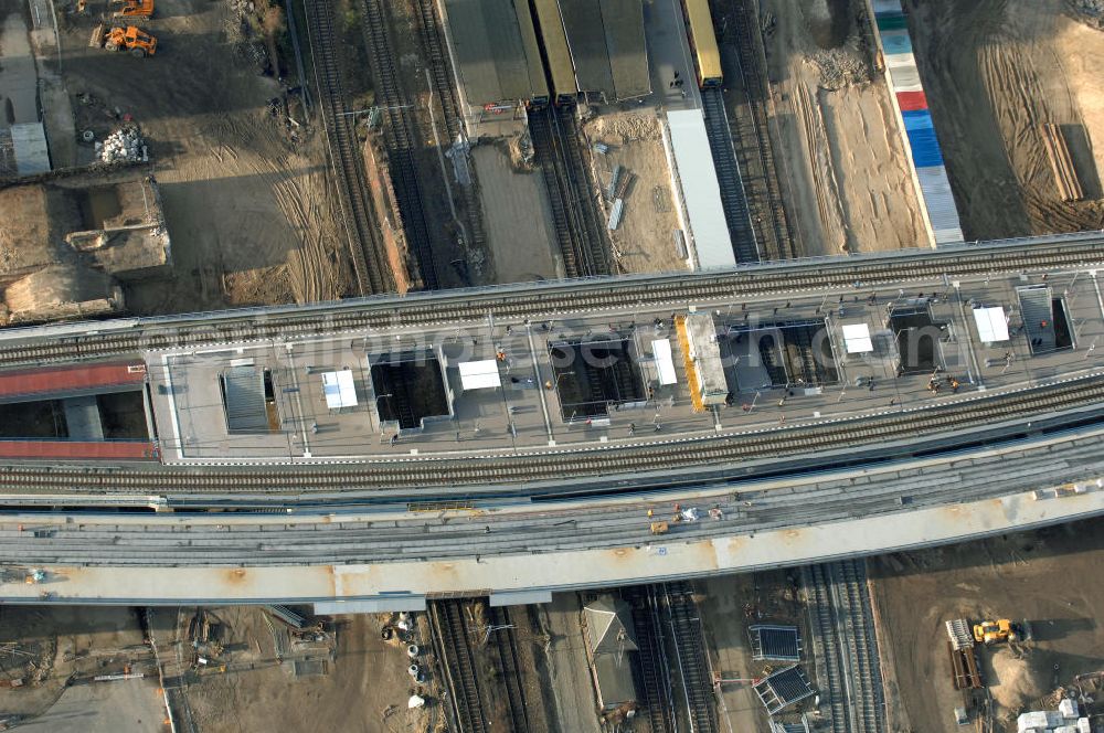 Berlin from the bird's eye view: Blick auf den Um- und Neubau des Berliner S-Bahnhofs Ostkreuz. Der Bahnhof wurde bereits im Jahr 1882 eröffnet und ist somit stark sanierungsbedürftig. Teile der Neubauten führt die EUROVIA Beton GmbH aus. Weiterhin beteiligt ist das Unternehmen VEPRO Verkehrsbauprojekt GmbH. Kontakt EUROVIA: EUROVIA BEton GmbH, Niederlassung Ingenieurbau und Zweigniederlassung Cottbus, Gewerbeparkstraße 17, 03099 Kolkwitz, Tel. +49(0)355 35552 3, Fax +49(0)355 35552 52, EMail: ingenieurbau@eurovia.de; Kontakt VEPRO: Verkehrsbau Projekt GmbH, Storkower Str. 132, 10407 Berlin, Tel. +49(0)30 42194 0, Fax +49(0)30 42194 221