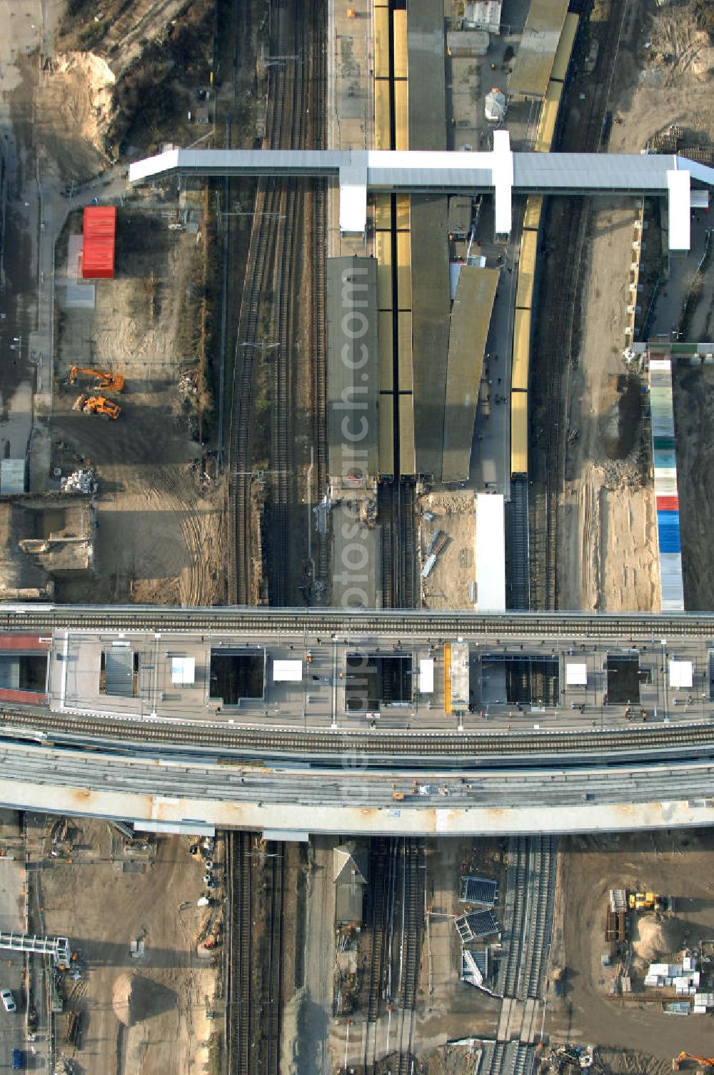 Berlin from above - Blick auf den Um- und Neubau des Berliner S-Bahnhofs Ostkreuz. Der Bahnhof wurde bereits im Jahr 1882 eröffnet und ist somit stark sanierungsbedürftig. Teile der Neubauten führt die EUROVIA Beton GmbH aus. Weiterhin beteiligt ist das Unternehmen VEPRO Verkehrsbauprojekt GmbH. Kontakt EUROVIA: EUROVIA BEton GmbH, Niederlassung Ingenieurbau und Zweigniederlassung Cottbus, Gewerbeparkstraße 17, 03099 Kolkwitz, Tel. +49(0)355 35552 3, Fax +49(0)355 35552 52, EMail: ingenieurbau@eurovia.de; Kontakt VEPRO: Verkehrsbau Projekt GmbH, Storkower Str. 132, 10407 Berlin, Tel. +49(0)30 42194 0, Fax +49(0)30 42194 221