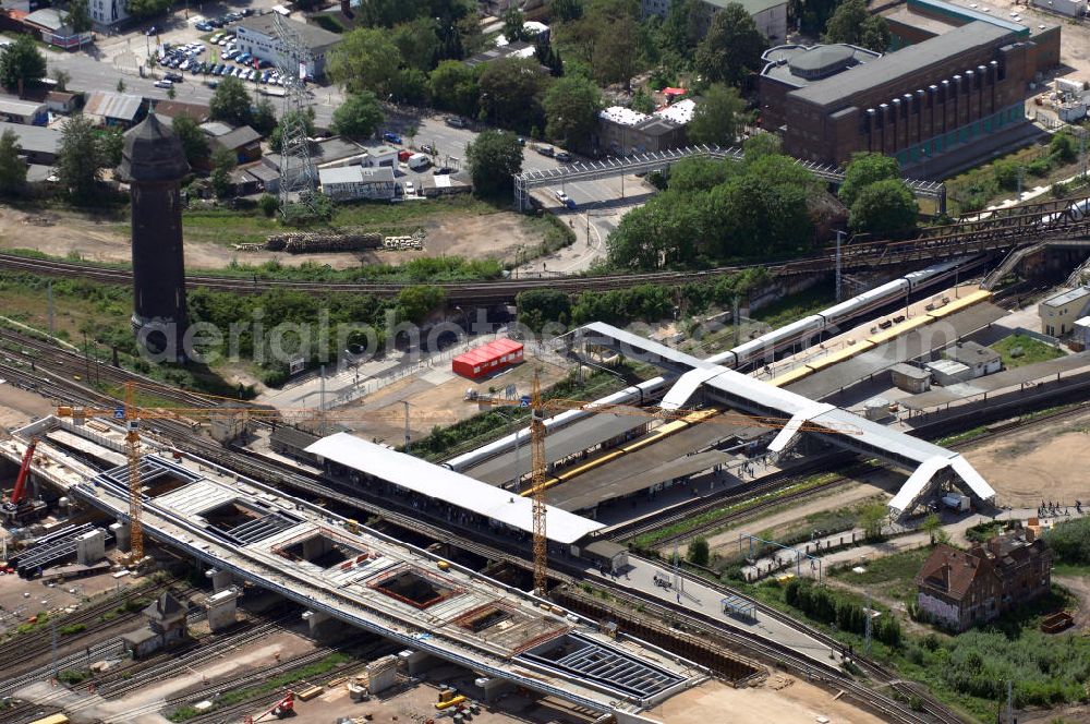 Berlin from above - Blick auf den Um- und Neubau des Berliner S-Bahnhofs Ostkreuz. Der Bahnhof wurde bereits im Jahr 1882 eröffnet und ist somit stark sanierungsbedürftig. Teile der Neubauten führt die EUROVIA Beton GmbH aus. Weiterhin beteiligt ist das Unternehmen VEPRO Verkehrsbauprojekt GmbH. Kontakt EUROVIA: EUROVIA BEton GmbH, Niederlassung Ingenieurbau und Zweigniederlassung Cottbus, Gewerbeparkstraße 17, 03099 Kolkwitz, Tel. +49(0)355 35552 3, Fax +49(0)355 35552 52, EMail: ingenieurbau@eurovia.de; Kontakt VEPRO: Verkehrsbau Projekt GmbH, Storkower Str. 132, 10407 Berlin, Tel. +49(0)30 42194 0, Fax +49(0)30 42194 221