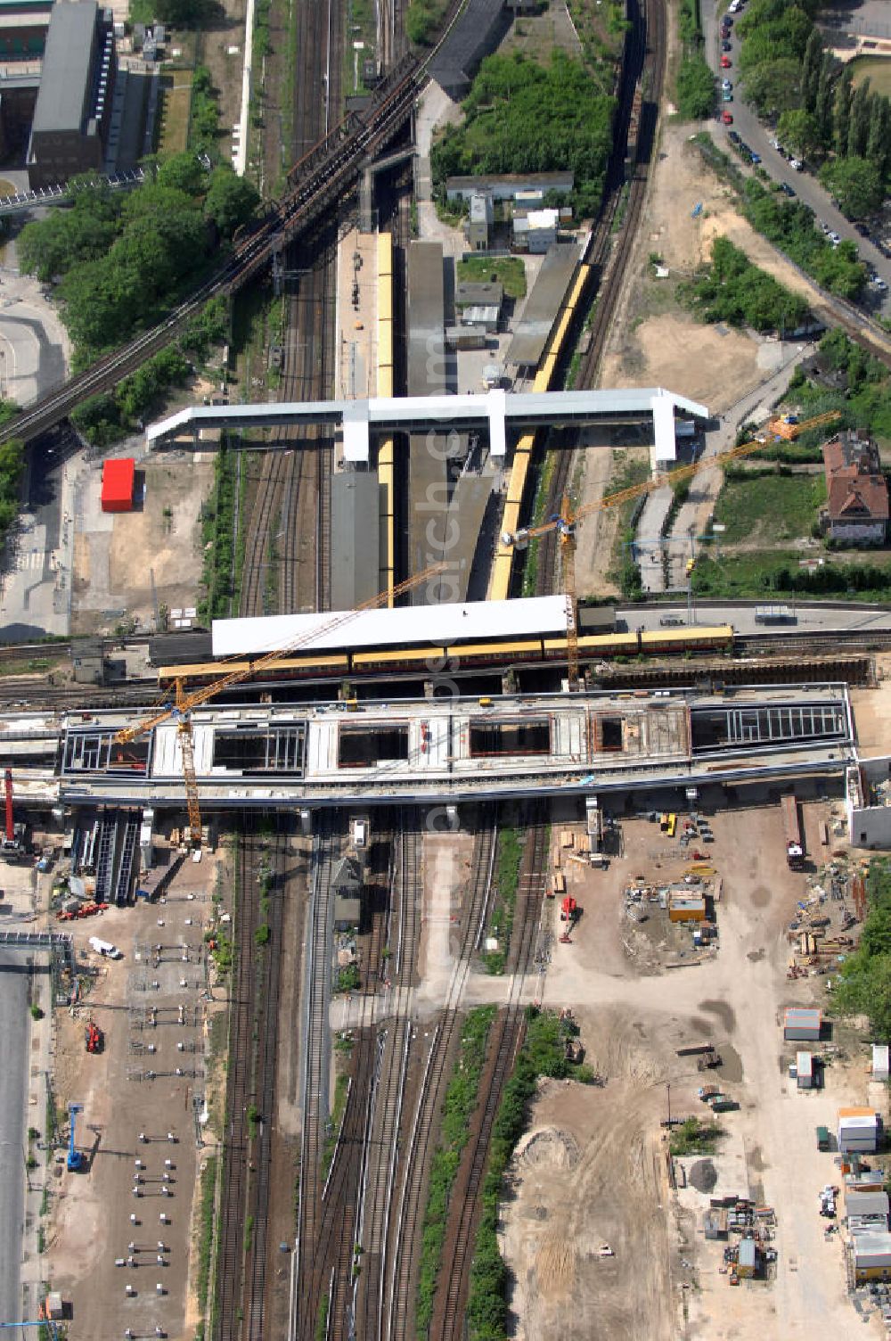 Berlin from above - Blick auf den Um- und Neubau des Berliner S-Bahnhofs Ostkreuz. Der Bahnhof wurde bereits im Jahr 1882 eröffnet und ist somit stark sanierungsbedürftig. Teile der Neubauten führt die EUROVIA Beton GmbH aus. Weiterhin beteiligt ist das Unternehmen VEPRO Verkehrsbauprojekt GmbH. Kontakt EUROVIA: EUROVIA BEton GmbH, Niederlassung Ingenieurbau und Zweigniederlassung Cottbus, Gewerbeparkstraße 17, 03099 Kolkwitz, Tel. +49(0)355 35552 3, Fax +49(0)355 35552 52, EMail: ingenieurbau@eurovia.de; Kontakt VEPRO: Verkehrsbau Projekt GmbH, Storkower Str. 132, 10407 Berlin, Tel. +49(0)30 42194 0, Fax +49(0)30 42194 221