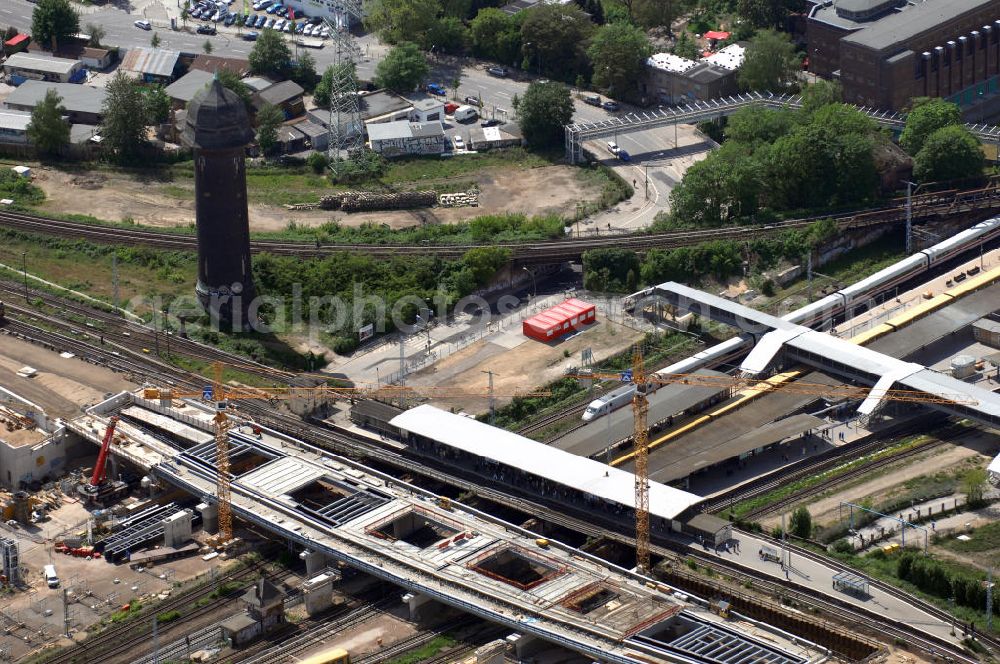 Berlin from above - Blick auf den Um- und Neubau des Berliner S-Bahnhofs Ostkreuz. Der Bahnhof wurde bereits im Jahr 1882 eröffnet und ist somit stark sanierungsbedürftig. Teile der Neubauten führt die EUROVIA Beton GmbH aus. Weiterhin beteiligt ist das Unternehmen VEPRO Verkehrsbauprojekt GmbH. Kontakt EUROVIA: EUROVIA BEton GmbH, Niederlassung Ingenieurbau und Zweigniederlassung Cottbus, Gewerbeparkstraße 17, 03099 Kolkwitz, Tel. +49(0)355 35552 3, Fax +49(0)355 35552 52, EMail: ingenieurbau@eurovia.de; Kontakt VEPRO: Verkehrsbau Projekt GmbH, Storkower Str. 132, 10407 Berlin, Tel. +49(0)30 42194 0, Fax +49(0)30 42194 221