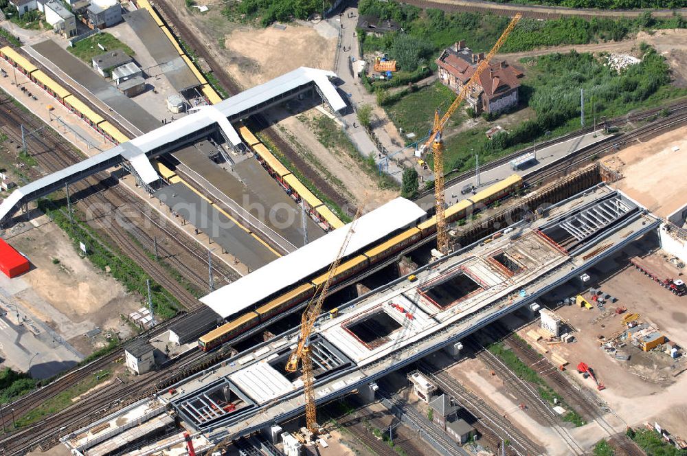 Berlin from the bird's eye view: Blick auf den Um- und Neubau des Berliner S-Bahnhofs Ostkreuz. Der Bahnhof wurde bereits im Jahr 1882 eröffnet und ist somit stark sanierungsbedürftig. Teile der Neubauten führt die EUROVIA Beton GmbH aus. Weiterhin beteiligt ist das Unternehmen VEPRO Verkehrsbauprojekt GmbH. Kontakt EUROVIA: EUROVIA BEton GmbH, Niederlassung Ingenieurbau und Zweigniederlassung Cottbus, Gewerbeparkstraße 17, 03099 Kolkwitz, Tel. +49(0)355 35552 3, Fax +49(0)355 35552 52, EMail: ingenieurbau@eurovia.de; Kontakt VEPRO: Verkehrsbau Projekt GmbH, Storkower Str. 132, 10407 Berlin, Tel. +49(0)30 42194 0, Fax +49(0)30 42194 221