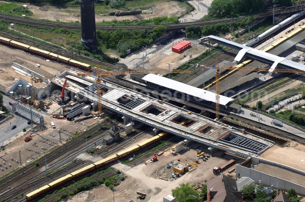 Berlin from above - Blick auf den Um- und Neubau des Berliner S-Bahnhofs Ostkreuz. Der Bahnhof wurde bereits im Jahr 1882 eröffnet und ist somit stark sanierungsbedürftig. Teile der Neubauten führt die EUROVIA Beton GmbH aus. Weiterhin beteiligt ist das Unternehmen VEPRO Verkehrsbauprojekt GmbH. Kontakt EUROVIA: EUROVIA BEton GmbH, Niederlassung Ingenieurbau und Zweigniederlassung Cottbus, Gewerbeparkstraße 17, 03099 Kolkwitz, Tel. +49(0)355 35552 3, Fax +49(0)355 35552 52, EMail: ingenieurbau@eurovia.de; Kontakt VEPRO: Verkehrsbau Projekt GmbH, Storkower Str. 132, 10407 Berlin, Tel. +49(0)30 42194 0, Fax +49(0)30 42194 221