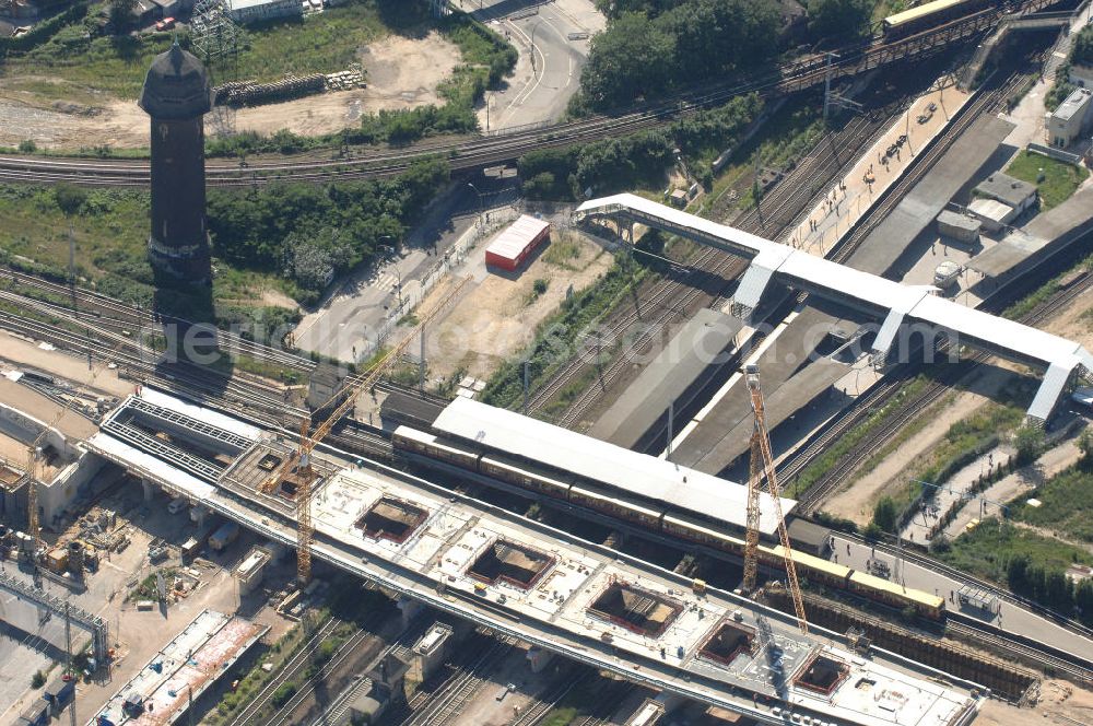 Berlin from above - Blick auf den Um- und Neubau des Berliner S-Bahnhofs Ostkreuz. Der Bahnhof wurde bereits im Jahr 1882 eröffnet und ist somit stark sanierungsbedürftig. Teile der Neubauten führt die EUROVIA Beton GmbH aus. Weiterhin beteiligt ist das Unternehmen VEPRO Verkehrsbauprojekt GmbH. Kontakt EUROVIA: EUROVIA BEton GmbH, Niederlassung Ingenieurbau und Zweigniederlassung Cottbus, Gewerbeparkstraße 17, 03099 Kolkwitz, Tel. +49(0)355 35552 3, Fax +49(0)355 35552 52, EMail: ingenieurbau@eurovia.de; Kontakt VEPRO: Verkehrsbau Projekt GmbH, Storkower Str. 132, 10407 Berlin, Tel. +49(0)30 42194 0, Fax +49(0)30 42194 221