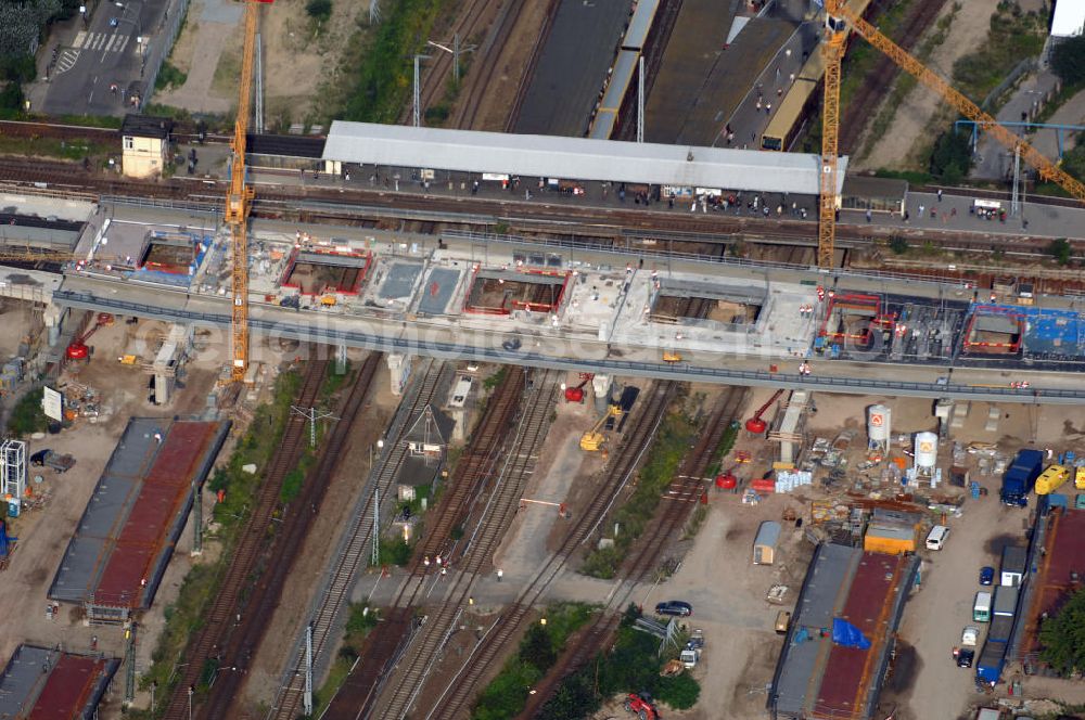 Berlin from above - Blick auf den Um- und Neubau des Berliner S-Bahnhofs Ostkreuz. Der Bahnhof wurde bereits im Jahr 1882 eröffnet und ist somit stark sanierungsbedürftig. Teile der Neubauten führt die EUROVIA Beton GmbH aus. Weiterhin beteiligt ist das Unternehmen VEPRO Verkehrsbauprojekt GmbH. Kontakt EUROVIA: EUROVIA BEton GmbH, Niederlassung Ingenieurbau und Zweigniederlassung Cottbus, Gewerbeparkstraße 17, 03099 Kolkwitz, Tel. +49(0)355 35552 3, Fax +49(0)355 35552 52, EMail: ingenieurbau@eurovia.de; Kontakt VEPRO: Verkehrsbau Projekt GmbH, Storkower Str. 132, 10407 Berlin, Tel. +49(0)30 42194 0, Fax +49(0)30 42194 221