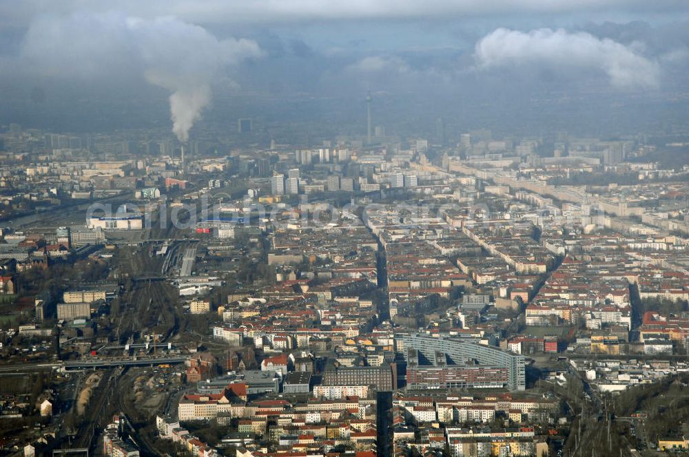 Aerial photograph Berlin - Blick auf den Um- und Neubau des Berliner S-Bahnhofs Ostkreuz. Teile der Neubauten führt die EUROVIA Beton GmbH aus. Weiterhin beteiligt ist das Unternehmen VEPRO Verkehrsbauprojekt GmbH. Upgrading and construction of the Berlin S-Bahn station Ostkreuz.