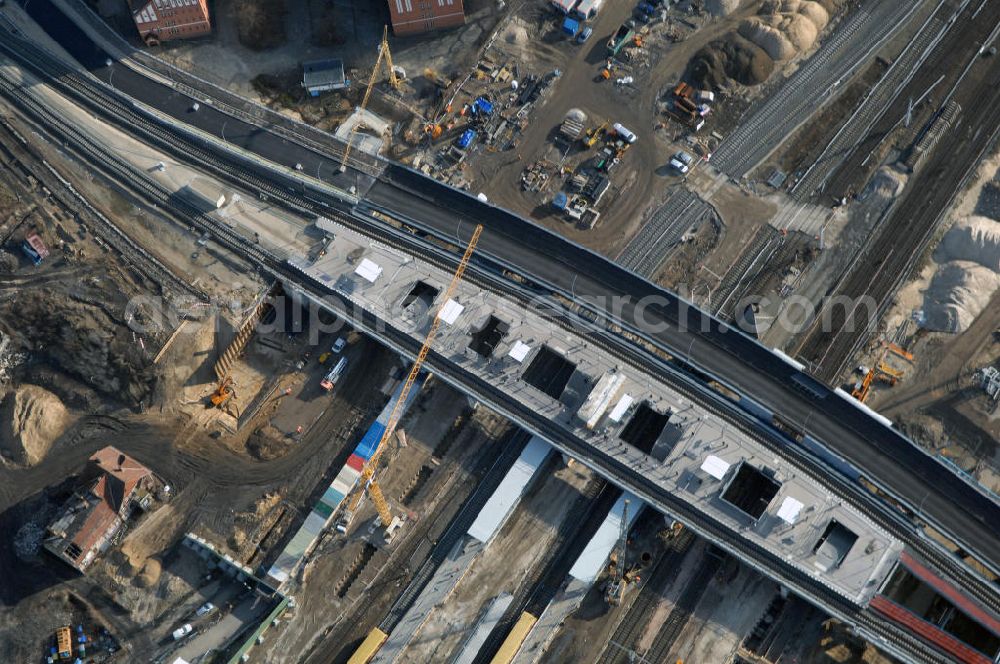 Aerial photograph Berlin - Blick auf den Um- und Neubau des Berliner S-Bahnhofs Ostkreuz. Teile der Neubauten führt die EUROVIA Beton GmbH aus. Weiterhin beteiligt ist das Unternehmen VEPRO Verkehrsbauprojekt GmbH. Upgrading and construction of the Berlin S-Bahn station Ostkreuz.