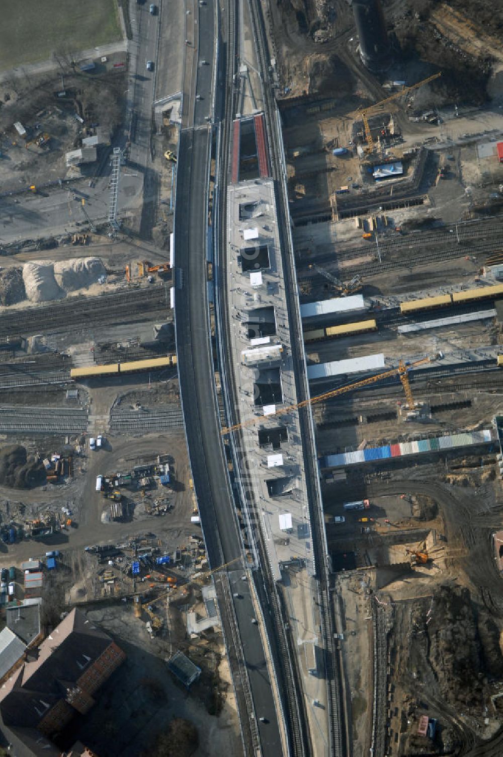 Aerial image Berlin - Blick auf den Um- und Neubau des Berliner S-Bahnhofs Ostkreuz. Teile der Neubauten führt die EUROVIA Beton GmbH aus. Weiterhin beteiligt ist das Unternehmen VEPRO Verkehrsbauprojekt GmbH. Upgrading and construction of the Berlin S-Bahn station Ostkreuz.