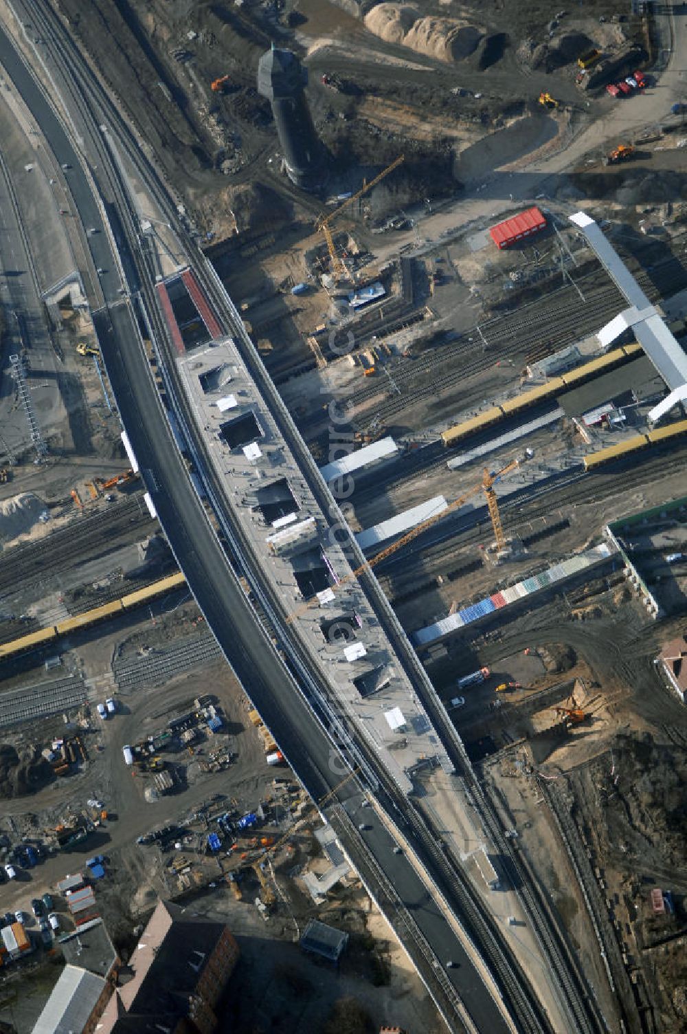 Aerial photograph Berlin - Blick auf den Um- und Neubau des Berliner S-Bahnhofs Ostkreuz. Teile der Neubauten führt die EUROVIA Beton GmbH aus. Weiterhin beteiligt ist das Unternehmen VEPRO Verkehrsbauprojekt GmbH. Upgrading and construction of the Berlin S-Bahn station Ostkreuz.