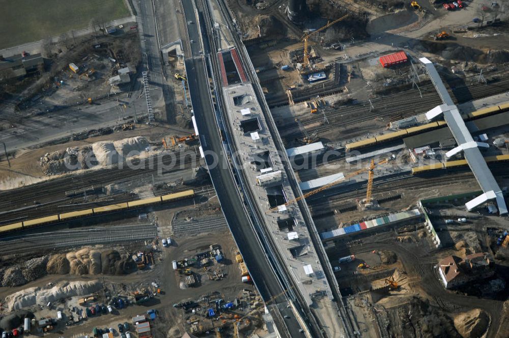 Berlin from above - Blick auf den Um- und Neubau des Berliner S-Bahnhofs Ostkreuz. Teile der Neubauten führt die EUROVIA Beton GmbH aus. Weiterhin beteiligt ist das Unternehmen VEPRO Verkehrsbauprojekt GmbH. Upgrading and construction of the Berlin S-Bahn station Ostkreuz.