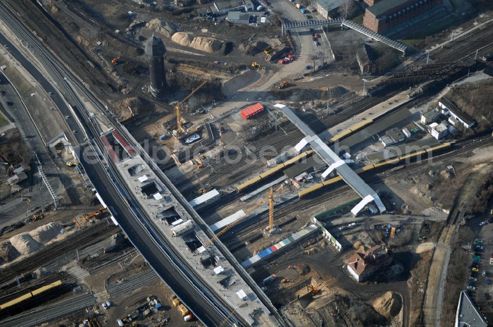 Berlin from the bird's eye view: Blick auf den Um- und Neubau des Berliner S-Bahnhofs Ostkreuz. Teile der Neubauten führt die EUROVIA Beton GmbH aus. Weiterhin beteiligt ist das Unternehmen VEPRO Verkehrsbauprojekt GmbH. Upgrading and construction of the Berlin S-Bahn station Ostkreuz.