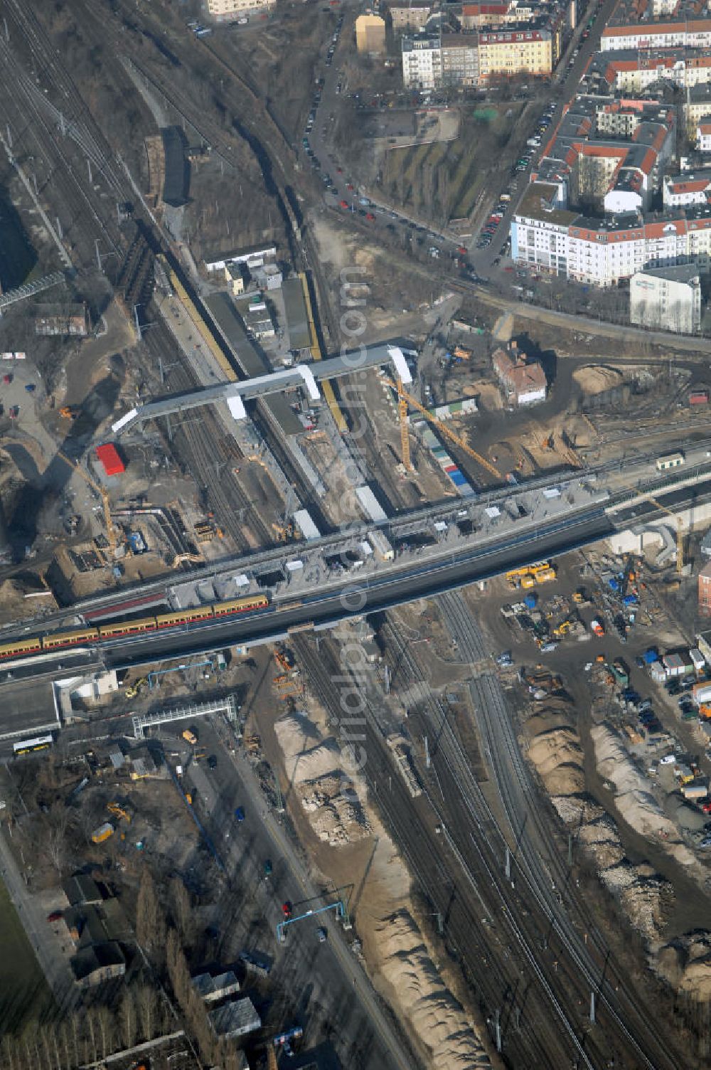 Aerial photograph Berlin - Blick auf den Um- und Neubau des Berliner S-Bahnhofs Ostkreuz. Teile der Neubauten führt die EUROVIA Beton GmbH aus. Weiterhin beteiligt ist das Unternehmen VEPRO Verkehrsbauprojekt GmbH. Upgrading and construction of the Berlin S-Bahn station Ostkreuz.