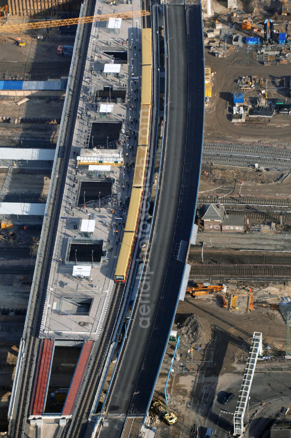 Berlin from the bird's eye view: Blick auf den Um- und Neubau des Berliner S-Bahnhofs Ostkreuz. Teile der Neubauten führt die EUROVIA Beton GmbH aus. Weiterhin beteiligt ist das Unternehmen VEPRO Verkehrsbauprojekt GmbH. Upgrading and construction of the Berlin S-Bahn station Ostkreuz.