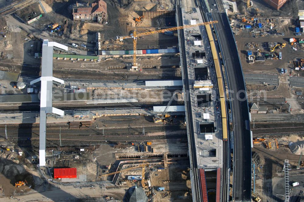 Aerial photograph Berlin - Blick auf den Um- und Neubau des Berliner S-Bahnhofs Ostkreuz. Teile der Neubauten führt die EUROVIA Beton GmbH aus. Weiterhin beteiligt ist das Unternehmen VEPRO Verkehrsbauprojekt GmbH. Upgrading and construction of the Berlin S-Bahn station Ostkreuz.