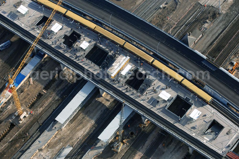 Berlin from above - Blick auf den Um- und Neubau des Berliner S-Bahnhofs Ostkreuz. Teile der Neubauten führt die EUROVIA Beton GmbH aus. Weiterhin beteiligt ist das Unternehmen VEPRO Verkehrsbauprojekt GmbH. Upgrading and construction of the Berlin S-Bahn station Ostkreuz.