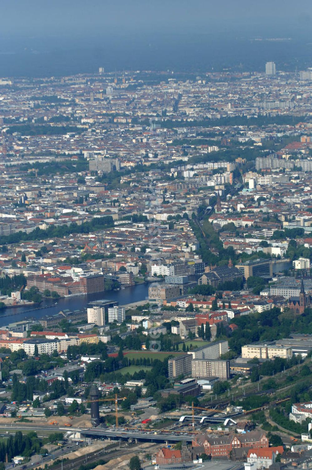 Aerial photograph Berlin - Blick auf den Um- und Neubau des Berliner S-Bahnhof Ostkreuz der Deutschen Bahn. Teile der Neubauten führt die EUROVIA Beton GmbH aus. Weiterhin beteiligt ist das Unternehmen VEPRO Verkehrsbauprojekt GmbH. Upgrading and construction of the Berlin S-Bahn station Ostkreuz.