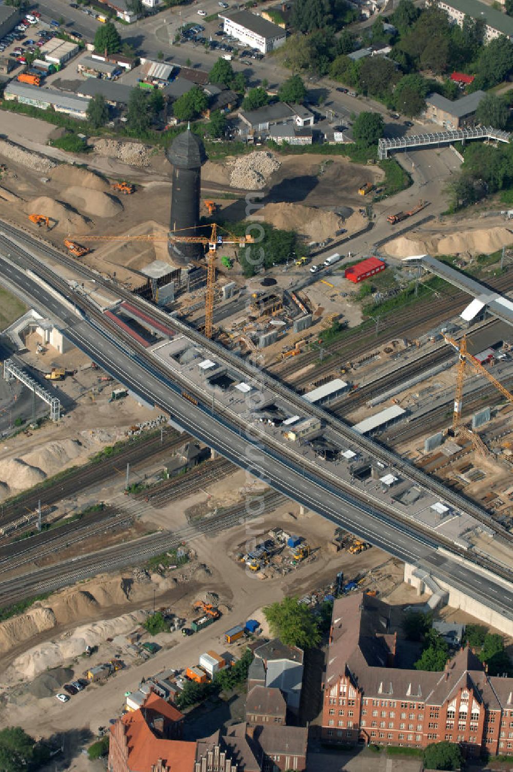 Berlin from the bird's eye view: Blick auf den Um- und Neubau des Berliner S-Bahnhof Ostkreuz der Deutschen Bahn. Teile der Neubauten führt die EUROVIA Beton GmbH aus. Weiterhin beteiligt ist das Unternehmen VEPRO Verkehrsbauprojekt GmbH. Upgrading and construction of the Berlin S-Bahn station Ostkreuz.