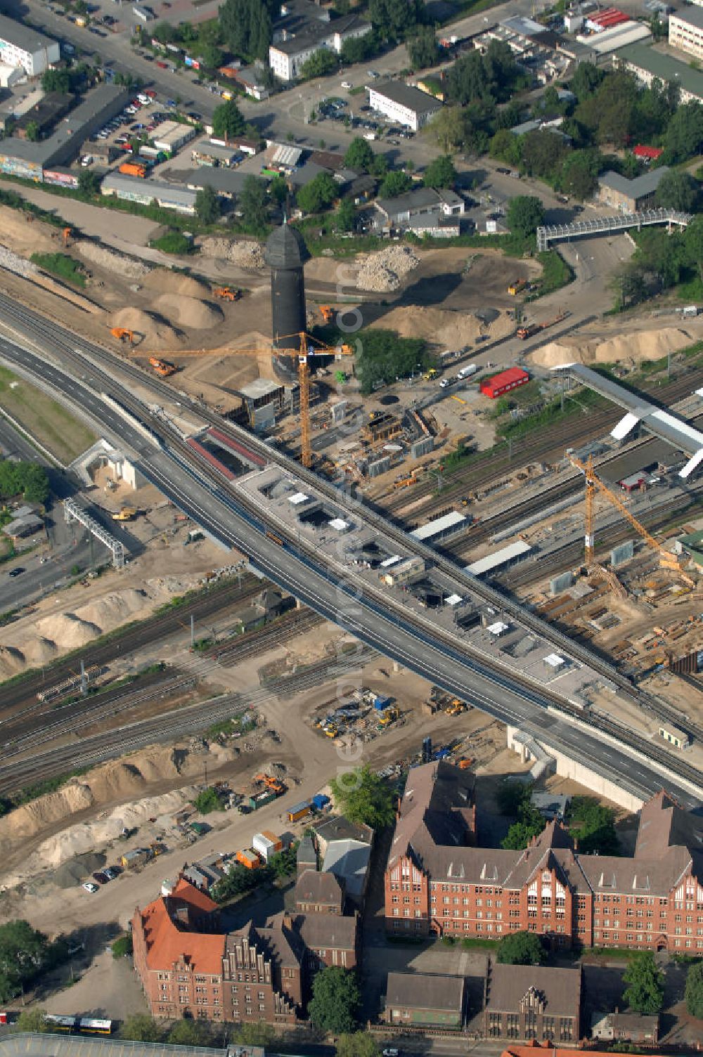 Aerial image Berlin - Blick auf den Um- und Neubau des Berliner S-Bahnhof Ostkreuz der Deutschen Bahn. Teile der Neubauten führt die EUROVIA Beton GmbH aus. Weiterhin beteiligt ist das Unternehmen VEPRO Verkehrsbauprojekt GmbH. Upgrading and construction of the Berlin S-Bahn station Ostkreuz.