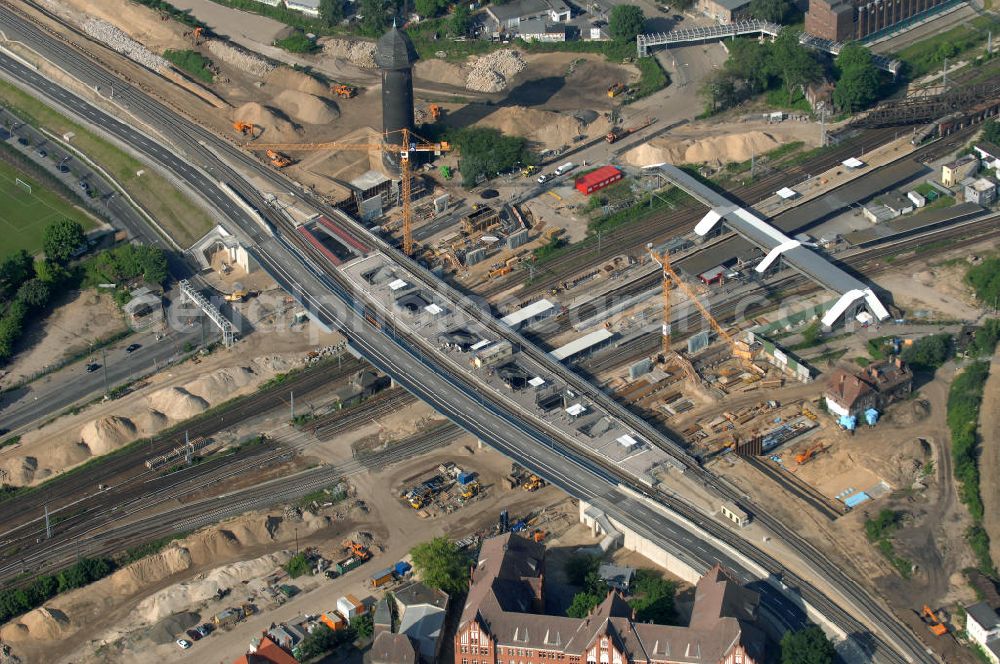 Aerial photograph Berlin - Blick auf den Um- und Neubau des Berliner S-Bahnhof Ostkreuz der Deutschen Bahn. Teile der Neubauten führt die EUROVIA Beton GmbH aus. Weiterhin beteiligt ist das Unternehmen VEPRO Verkehrsbauprojekt GmbH. Upgrading and construction of the Berlin S-Bahn station Ostkreuz.