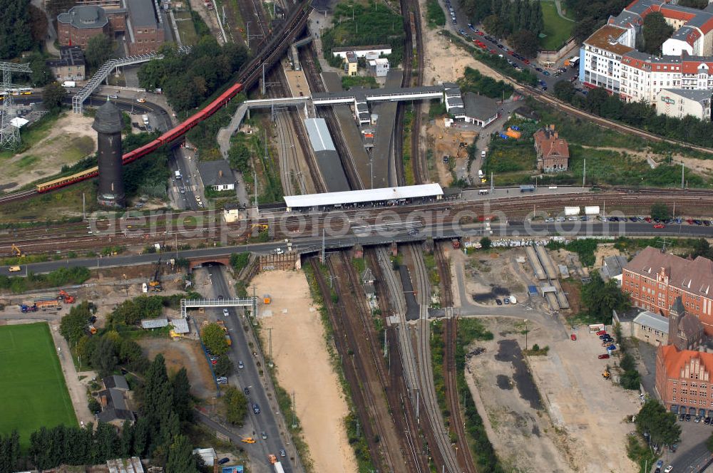 Berlin from above - Blick auf die Baustelle des S-Bahnhof Ostkreuz in der deutschen Hauptstadt Berlin.Schon zu Beginn des 20. Jahrhunderts gab es bereits Umbau-Pläne, auch 1937 und zu DDR-Zeiten, um den mit Treppen und Winkeln versehenen Bahnhof besser nutzbar zu machen. Letztlich scheute man die Komplexität und hohe Kosten und der Bahnhof blieb ohne wesentliche Veränderungen. Nun trägt er den Spitznamen Rostkreuz. Er steht teilweise unter Denkmalschutz, sodass für die vorgesehene Sanierung des Bahnhofskomplexes Kompromisse zum Erhalt der historischen Bausubstanz eingegangen werden müssen. Der Umbau kommt dennoch einem Neubau gleich, der aber bei laufendem Zugbetrieb durchgeführt werden soll und daher bis zu zehn Jahre in Anspruch nehmen wird. Zur Erweiterung des Bahnhofs ist die Errichtung einer 132 Meter langen, 79 Meter breiten und 15 Meter hohen Bahnhofshalle neben der Ringbahn vorgesehen, in der auch Züge der Regionalbahn halten sollen. Unter an derem werden dabei zehn Aufzüge und 17 Fahrtreppen errichtet.