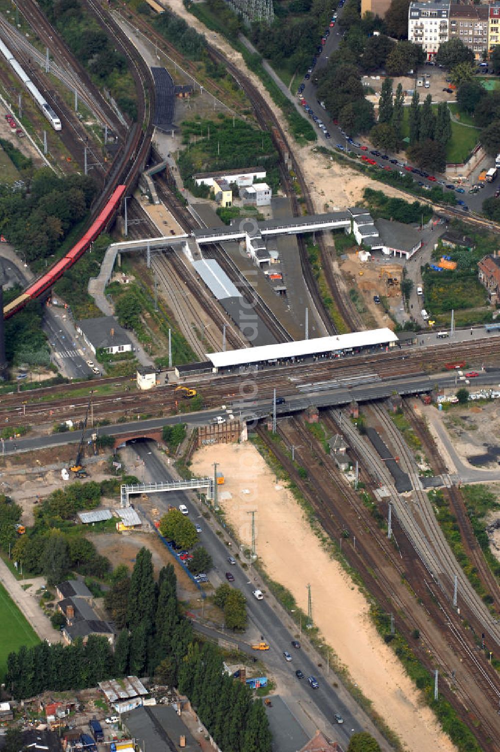 Berlin from the bird's eye view: Blick auf die Baustelle des S-Bahnhof Ostkreuz in der deutschen Hauptstadt Berlin.Schon zu Beginn des 20. Jahrhunderts gab es bereits Umbau-Pläne, auch 1937 und zu DDR-Zeiten, um den mit Treppen und Winkeln versehenen Bahnhof besser nutzbar zu machen. Letztlich scheute man die Komplexität und hohe Kosten und der Bahnhof blieb ohne wesentliche Veränderungen. Nun trägt er den Spitznamen Rostkreuz. Er steht teilweise unter Denkmalschutz, sodass für die vorgesehene Sanierung des Bahnhofskomplexes Kompromisse zum Erhalt der historischen Bausubstanz eingegangen werden müssen. Der Umbau kommt dennoch einem Neubau gleich, der aber bei laufendem Zugbetrieb durchgeführt werden soll und daher bis zu zehn Jahre in Anspruch nehmen wird. Zur Erweiterung des Bahnhofs ist die Errichtung einer 132 Meter langen, 79 Meter breiten und 15 Meter hohen Bahnhofshalle neben der Ringbahn vorgesehen, in der auch Züge der Regionalbahn halten sollen. Unter an derem werden dabei zehn Aufzüge und 17 Fahrtreppen errichtet.