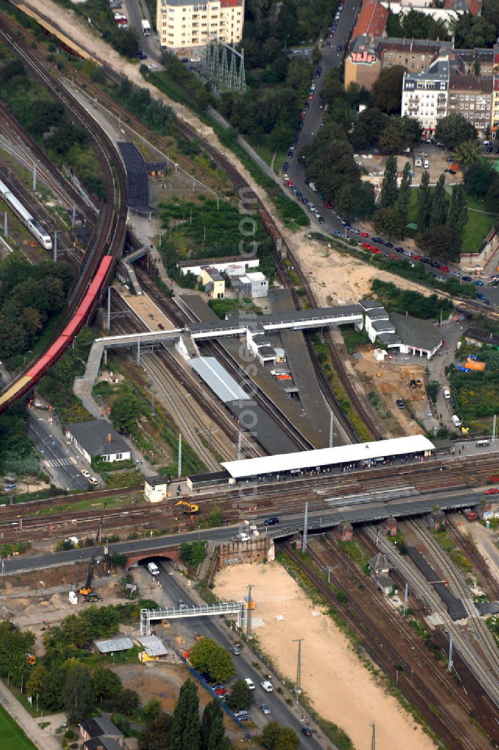 Aerial image Berlin - Blick auf die Baustelle des S-Bahnhof Ostkreuz in der deutschen Hauptstadt Berlin.Schon zu Beginn des 20. Jahrhunderts gab es bereits Umbau-Pläne, auch 1937 und zu DDR-Zeiten, um den mit Treppen und Winkeln versehenen Bahnhof besser nutzbar zu machen. Letztlich scheute man die Komplexität und hohe Kosten und der Bahnhof blieb ohne wesentliche Veränderungen. Nun trägt er den Spitznamen Rostkreuz. Er steht teilweise unter Denkmalschutz, sodass für die vorgesehene Sanierung des Bahnhofskomplexes Kompromisse zum Erhalt der historischen Bausubstanz eingegangen werden müssen. Der Umbau kommt dennoch einem Neubau gleich, der aber bei laufendem Zugbetrieb durchgeführt werden soll und daher bis zu zehn Jahre in Anspruch nehmen wird. Zur Erweiterung des Bahnhofs ist die Errichtung einer 132 Meter langen, 79 Meter breiten und 15 Meter hohen Bahnhofshalle neben der Ringbahn vorgesehen, in der auch Züge der Regionalbahn halten sollen. Unter an derem werden dabei zehn Aufzüge und 17 Fahrtreppen errichtet.