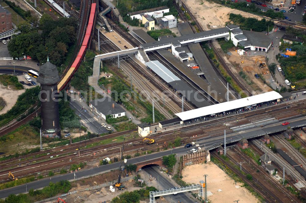 Aerial photograph Berlin - Blick auf die Baustelle des S-Bahnhof Ostkreuz in der deutschen Hauptstadt Berlin.Schon zu Beginn des 20. Jahrhunderts gab es bereits Umbau-Pläne, auch 1937 und zu DDR-Zeiten, um den mit Treppen und Winkeln versehenen Bahnhof besser nutzbar zu machen. Letztlich scheute man die Komplexität und hohe Kosten und der Bahnhof blieb ohne wesentliche Veränderungen. Nun trägt er den Spitznamen Rostkreuz. Er steht teilweise unter Denkmalschutz, sodass für die vorgesehene Sanierung des Bahnhofskomplexes Kompromisse zum Erhalt der historischen Bausubstanz eingegangen werden müssen. Der Umbau kommt dennoch einem Neubau gleich, der aber bei laufendem Zugbetrieb durchgeführt werden soll und daher bis zu zehn Jahre in Anspruch nehmen wird. Zur Erweiterung des Bahnhofs ist die Errichtung einer 132 Meter langen, 79 Meter breiten und 15 Meter hohen Bahnhofshalle neben der Ringbahn vorgesehen, in der auch Züge der Regionalbahn halten sollen. Unter an derem werden dabei zehn Aufzüge und 17 Fahrtreppen errichtet.