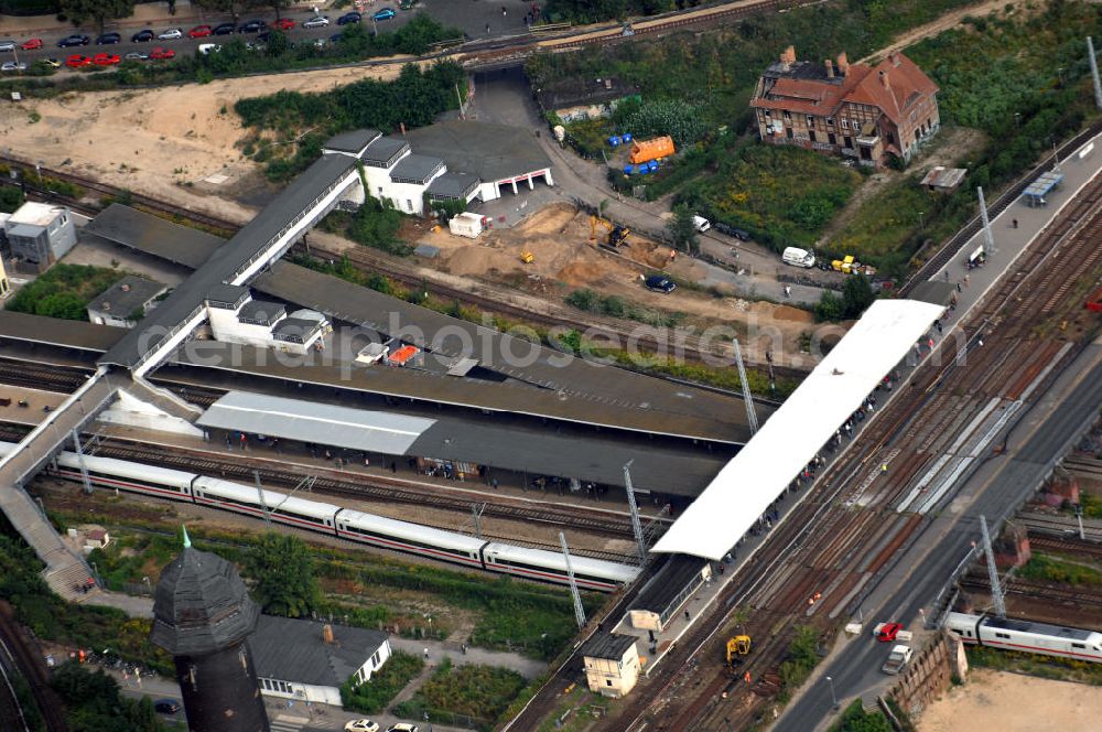 Berlin from above - Blick auf die Baustelle des S-Bahnhof Ostkreuz in der deutschen Hauptstadt Berlin.Schon zu Beginn des 20. Jahrhunderts gab es bereits Umbau-Pläne, auch 1937 und zu DDR-Zeiten, um den mit Treppen und Winkeln versehenen Bahnhof besser nutzbar zu machen. Letztlich scheute man die Komplexität und hohe Kosten und der Bahnhof blieb ohne wesentliche Veränderungen. Nun trägt er den Spitznamen Rostkreuz. Er steht teilweise unter Denkmalschutz, sodass für die vorgesehene Sanierung des Bahnhofskomplexes Kompromisse zum Erhalt der historischen Bausubstanz eingegangen werden müssen. Der Umbau kommt dennoch einem Neubau gleich, der aber bei laufendem Zugbetrieb durchgeführt werden soll und daher bis zu zehn Jahre in Anspruch nehmen wird. Zur Erweiterung des Bahnhofs ist die Errichtung einer 132 Meter langen, 79 Meter breiten und 15 Meter hohen Bahnhofshalle neben der Ringbahn vorgesehen, in der auch Züge der Regionalbahn halten sollen. Unter an derem werden dabei zehn Aufzüge und 17 Fahrtreppen errichtet.