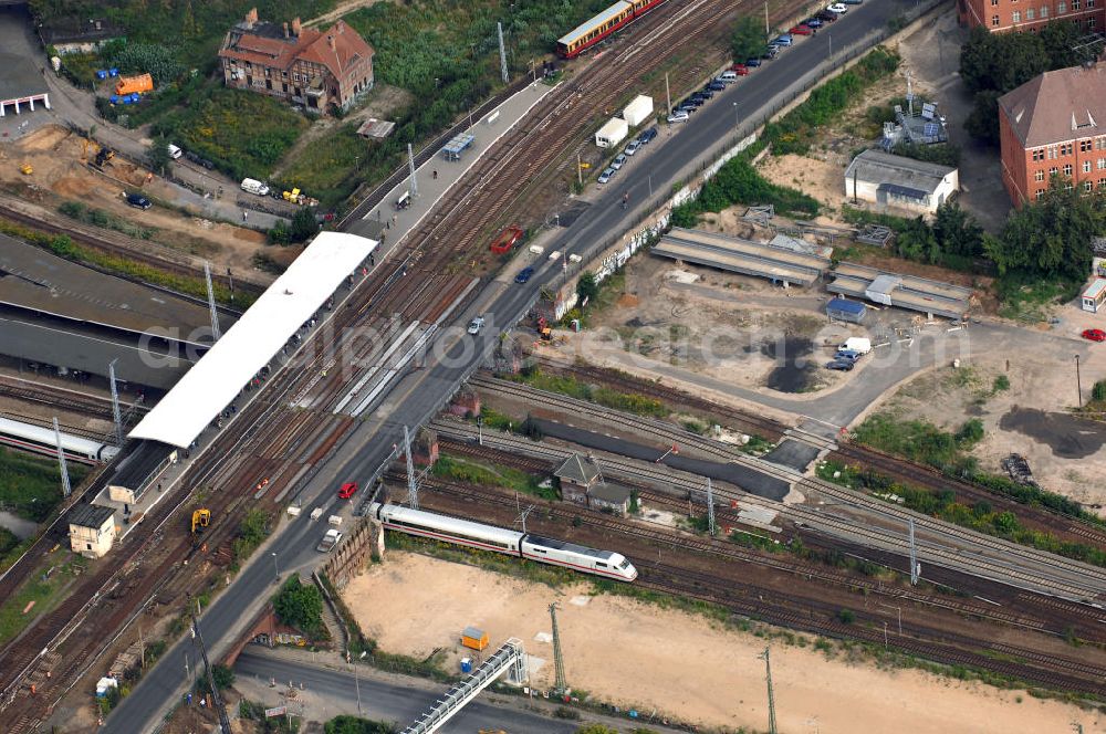 Berlin from the bird's eye view: Blick auf die Baustelle des S-Bahnhof Ostkreuz in der deutschen Hauptstadt Berlin.Schon zu Beginn des 20. Jahrhunderts gab es bereits Umbau-Pläne, auch 1937 und zu DDR-Zeiten, um den mit Treppen und Winkeln versehenen Bahnhof besser nutzbar zu machen. Letztlich scheute man die Komplexität und hohe Kosten und der Bahnhof blieb ohne wesentliche Veränderungen. Nun trägt er den Spitznamen Rostkreuz. Er steht teilweise unter Denkmalschutz, sodass für die vorgesehene Sanierung des Bahnhofskomplexes Kompromisse zum Erhalt der historischen Bausubstanz eingegangen werden müssen. Der Umbau kommt dennoch einem Neubau gleich, der aber bei laufendem Zugbetrieb durchgeführt werden soll und daher bis zu zehn Jahre in Anspruch nehmen wird. Zur Erweiterung des Bahnhofs ist die Errichtung einer 132 Meter langen, 79 Meter breiten und 15 Meter hohen Bahnhofshalle neben der Ringbahn vorgesehen, in der auch Züge der Regionalbahn halten sollen. Unter an derem werden dabei zehn Aufzüge und 17 Fahrtreppen errichtet.