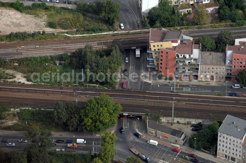 Aerial image Berlin - Blick auf die Baustelle des S-Bahnhof Ostkreuz in der deutschen Hauptstadt Berlin.Schon zu Beginn des 20. Jahrhunderts gab es bereits Umbau-Pläne, auch 1937 und zu DDR-Zeiten, um den mit Treppen und Winkeln versehenen Bahnhof besser nutzbar zu machen. Letztlich scheute man die Komplexität und hohe Kosten und der Bahnhof blieb ohne wesentliche Veränderungen. Nun trägt er den Spitznamen Rostkreuz. Er steht teilweise unter Denkmalschutz, sodass für die vorgesehene Sanierung des Bahnhofskomplexes Kompromisse zum Erhalt der historischen Bausubstanz eingegangen werden müssen. Der Umbau kommt dennoch einem Neubau gleich, der aber bei laufendem Zugbetrieb durchgeführt werden soll und daher bis zu zehn Jahre in Anspruch nehmen wird. Zur Erweiterung des Bahnhofs ist die Errichtung einer 132 Meter langen, 79 Meter breiten und 15 Meter hohen Bahnhofshalle neben der Ringbahn vorgesehen, in der auch Züge der Regionalbahn halten sollen. Unter an derem werden dabei zehn Aufzüge und 17 Fahrtreppen errichtet.