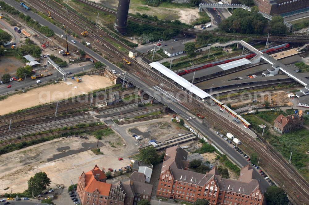 Aerial photograph Berlin - Blick auf die Baustelle des S-Bahnhof Ostkreuz in der deutschen Hauptstadt Berlin.Schon zu Beginn des 20. Jahrhunderts gab es bereits Umbau-Pläne, auch 1937 und zu DDR-Zeiten, um den mit Treppen und Winkeln versehenen Bahnhof besser nutzbar zu machen. Letztlich scheute man die Komplexität und hohe Kosten und der Bahnhof blieb ohne wesentliche Veränderungen. Nun trägt er den Spitznamen Rostkreuz. Er steht teilweise unter Denkmalschutz, sodass für die vorgesehene Sanierung des Bahnhofskomplexes Kompromisse zum Erhalt der historischen Bausubstanz eingegangen werden müssen. Der Umbau kommt dennoch einem Neubau gleich, der aber bei laufendem Zugbetrieb durchgeführt werden soll und daher bis zu zehn Jahre in Anspruch nehmen wird. Zur Erweiterung des Bahnhofs ist die Errichtung einer 132 Meter langen, 79 Meter breiten und 15 Meter hohen Bahnhofshalle neben der Ringbahn vorgesehen, in der auch Züge der Regionalbahn halten sollen. Unter an derem werden dabei zehn Aufzüge und 17 Fahrtreppen errichtet.