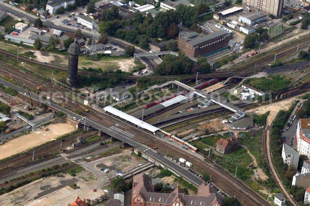 Berlin from above - Blick auf die Baustelle des S-Bahnhof Ostkreuz in der deutschen Hauptstadt Berlin.Schon zu Beginn des 20. Jahrhunderts gab es bereits Umbau-Pläne, auch 1937 und zu DDR-Zeiten, um den mit Treppen und Winkeln versehenen Bahnhof besser nutzbar zu machen. Letztlich scheute man die Komplexität und hohe Kosten und der Bahnhof blieb ohne wesentliche Veränderungen. Nun trägt er den Spitznamen Rostkreuz. Er steht teilweise unter Denkmalschutz, sodass für die vorgesehene Sanierung des Bahnhofskomplexes Kompromisse zum Erhalt der historischen Bausubstanz eingegangen werden müssen. Der Umbau kommt dennoch einem Neubau gleich, der aber bei laufendem Zugbetrieb durchgeführt werden soll und daher bis zu zehn Jahre in Anspruch nehmen wird. Zur Erweiterung des Bahnhofs ist die Errichtung einer 132 Meter langen, 79 Meter breiten und 15 Meter hohen Bahnhofshalle neben der Ringbahn vorgesehen, in der auch Züge der Regionalbahn halten sollen. Unter an derem werden dabei zehn Aufzüge und 17 Fahrtreppen errichtet.