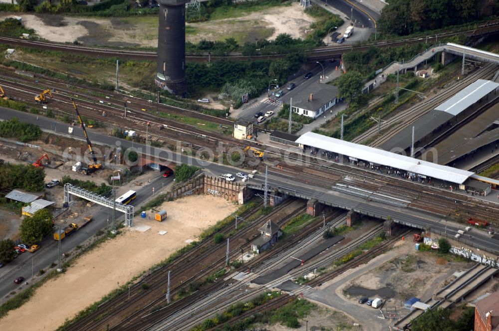 Berlin from the bird's eye view: Blick auf die Baustelle des S-Bahnhof Ostkreuz in der deutschen Hauptstadt Berlin.Schon zu Beginn des 20. Jahrhunderts gab es bereits Umbau-Pläne, auch 1937 und zu DDR-Zeiten, um den mit Treppen und Winkeln versehenen Bahnhof besser nutzbar zu machen. Letztlich scheute man die Komplexität und hohe Kosten und der Bahnhof blieb ohne wesentliche Veränderungen. Nun trägt er den Spitznamen Rostkreuz. Er steht teilweise unter Denkmalschutz, sodass für die vorgesehene Sanierung des Bahnhofskomplexes Kompromisse zum Erhalt der historischen Bausubstanz eingegangen werden müssen. Der Umbau kommt dennoch einem Neubau gleich, der aber bei laufendem Zugbetrieb durchgeführt werden soll und daher bis zu zehn Jahre in Anspruch nehmen wird. Zur Erweiterung des Bahnhofs ist die Errichtung einer 132 Meter langen, 79 Meter breiten und 15 Meter hohen Bahnhofshalle neben der Ringbahn vorgesehen, in der auch Züge der Regionalbahn halten sollen. Unter an derem werden dabei zehn Aufzüge und 17 Fahrtreppen errichtet.