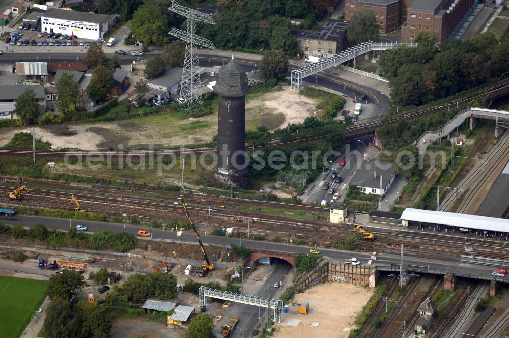 Aerial image Berlin - Blick auf die Baustelle des S-Bahnhof Ostkreuz in der deutschen Hauptstadt Berlin.Schon zu Beginn des 20. Jahrhunderts gab es bereits Umbau-Pläne, auch 1937 und zu DDR-Zeiten, um den mit Treppen und Winkeln versehenen Bahnhof besser nutzbar zu machen. Letztlich scheute man die Komplexität und hohe Kosten und der Bahnhof blieb ohne wesentliche Veränderungen. Nun trägt er den Spitznamen Rostkreuz. Er steht teilweise unter Denkmalschutz, sodass für die vorgesehene Sanierung des Bahnhofskomplexes Kompromisse zum Erhalt der historischen Bausubstanz eingegangen werden müssen. Der Umbau kommt dennoch einem Neubau gleich, der aber bei laufendem Zugbetrieb durchgeführt werden soll und daher bis zu zehn Jahre in Anspruch nehmen wird. Zur Erweiterung des Bahnhofs ist die Errichtung einer 132 Meter langen, 79 Meter breiten und 15 Meter hohen Bahnhofshalle neben der Ringbahn vorgesehen, in der auch Züge der Regionalbahn halten sollen. Unter an derem werden dabei zehn Aufzüge und 17 Fahrtreppen errichtet.