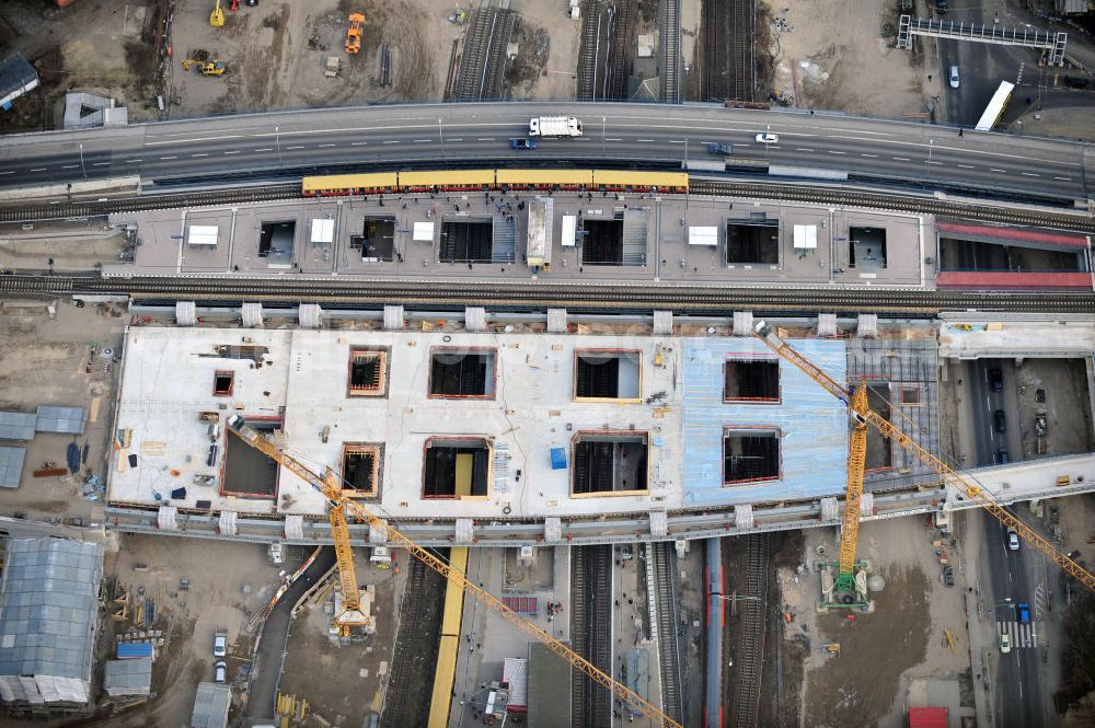 Berlin Friedrichshain from above - Blick auf den Um- und Neubau des Berliner S-Bahnhof Ostkreuz der Deutschen Bahn. Teile der Neubauten führt die EUROVIA Beton GmbH aus. Weiterhin beteiligt ist das Unternehmen VEPRO Verkehrsbauprojekt GmbH. Upgrading and construction of the Berlin S-Bahn station Ostkreuz.