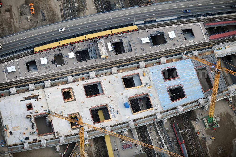 Berlin Friedrichshain from the bird's eye view: Blick auf den Um- und Neubau des Berliner S-Bahnhof Ostkreuz der Deutschen Bahn. Teile der Neubauten führt die EUROVIA Beton GmbH aus. Weiterhin beteiligt ist das Unternehmen VEPRO Verkehrsbauprojekt GmbH. Upgrading and construction of the Berlin S-Bahn station Ostkreuz.