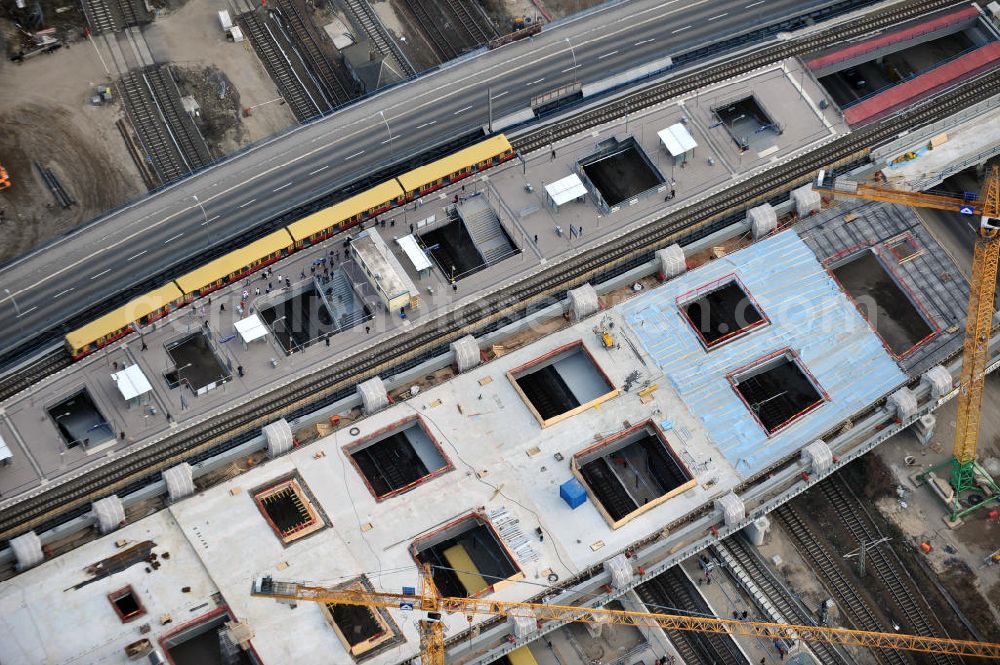 Aerial image Berlin Friedrichshain - Blick auf den Um- und Neubau des Berliner S-Bahnhof Ostkreuz der Deutschen Bahn. Teile der Neubauten führt die EUROVIA Beton GmbH aus. Weiterhin beteiligt ist das Unternehmen VEPRO Verkehrsbauprojekt GmbH. Upgrading and construction of the Berlin S-Bahn station Ostkreuz.