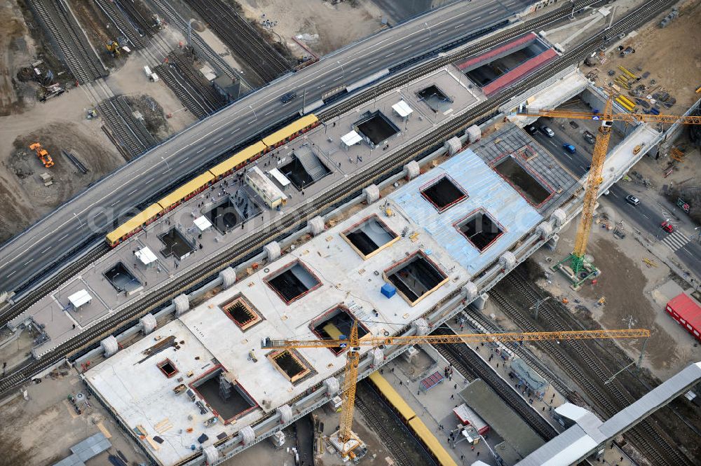 Aerial photograph Berlin Friedrichshain - Blick auf den Um- und Neubau des Berliner S-Bahnhof Ostkreuz der Deutschen Bahn. Teile der Neubauten führt die EUROVIA Beton GmbH aus. Weiterhin beteiligt ist das Unternehmen VEPRO Verkehrsbauprojekt GmbH. Upgrading and construction of the Berlin S-Bahn station Ostkreuz.