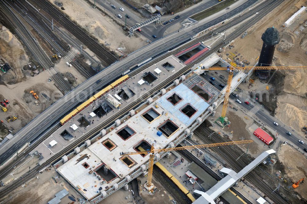 Berlin Friedrichshain from above - Blick auf den Um- und Neubau des Berliner S-Bahnhof Ostkreuz der Deutschen Bahn. Teile der Neubauten führt die EUROVIA Beton GmbH aus. Weiterhin beteiligt ist das Unternehmen VEPRO Verkehrsbauprojekt GmbH. Upgrading and construction of the Berlin S-Bahn station Ostkreuz.