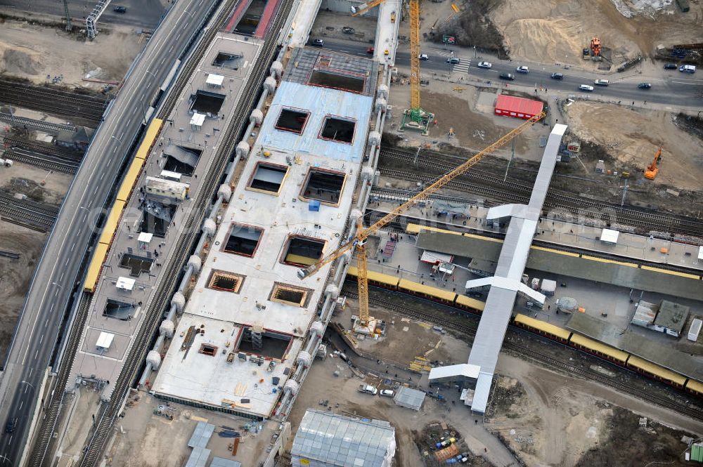 Berlin Friedrichshain from the bird's eye view: Blick auf den Um- und Neubau des Berliner S-Bahnhof Ostkreuz der Deutschen Bahn. Teile der Neubauten führt die EUROVIA Beton GmbH aus. Weiterhin beteiligt ist das Unternehmen VEPRO Verkehrsbauprojekt GmbH. Upgrading and construction of the Berlin S-Bahn station Ostkreuz.