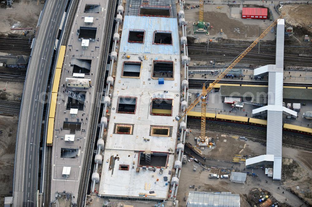 Aerial image Berlin Friedrichshain - Blick auf den Um- und Neubau des Berliner S-Bahnhof Ostkreuz der Deutschen Bahn. Teile der Neubauten führt die EUROVIA Beton GmbH aus. Weiterhin beteiligt ist das Unternehmen VEPRO Verkehrsbauprojekt GmbH. Upgrading and construction of the Berlin S-Bahn station Ostkreuz.