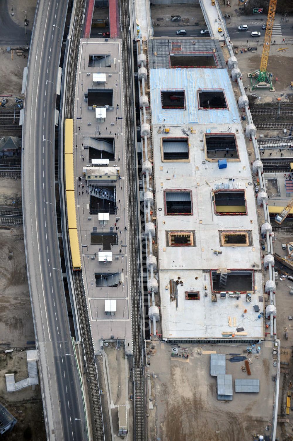 Aerial photograph Berlin Friedrichshain - Blick auf den Um- und Neubau des Berliner S-Bahnhof Ostkreuz der Deutschen Bahn. Teile der Neubauten führt die EUROVIA Beton GmbH aus. Weiterhin beteiligt ist das Unternehmen VEPRO Verkehrsbauprojekt GmbH. Upgrading and construction of the Berlin S-Bahn station Ostkreuz.