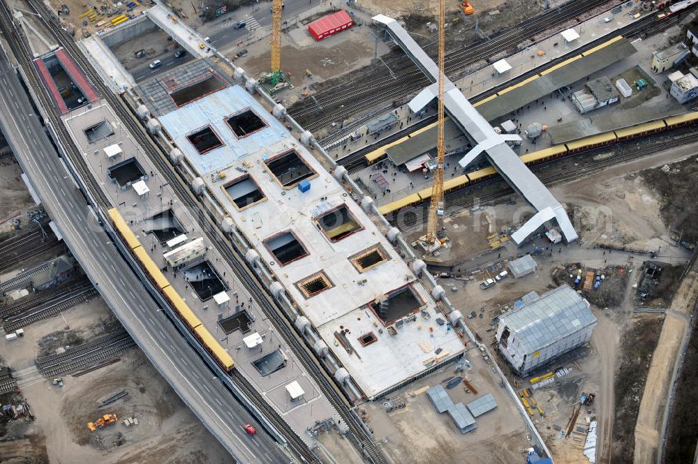 Berlin Friedrichshain from above - Blick auf den Um- und Neubau des Berliner S-Bahnhof Ostkreuz der Deutschen Bahn. Teile der Neubauten führt die EUROVIA Beton GmbH aus. Weiterhin beteiligt ist das Unternehmen VEPRO Verkehrsbauprojekt GmbH. Upgrading and construction of the Berlin S-Bahn station Ostkreuz.