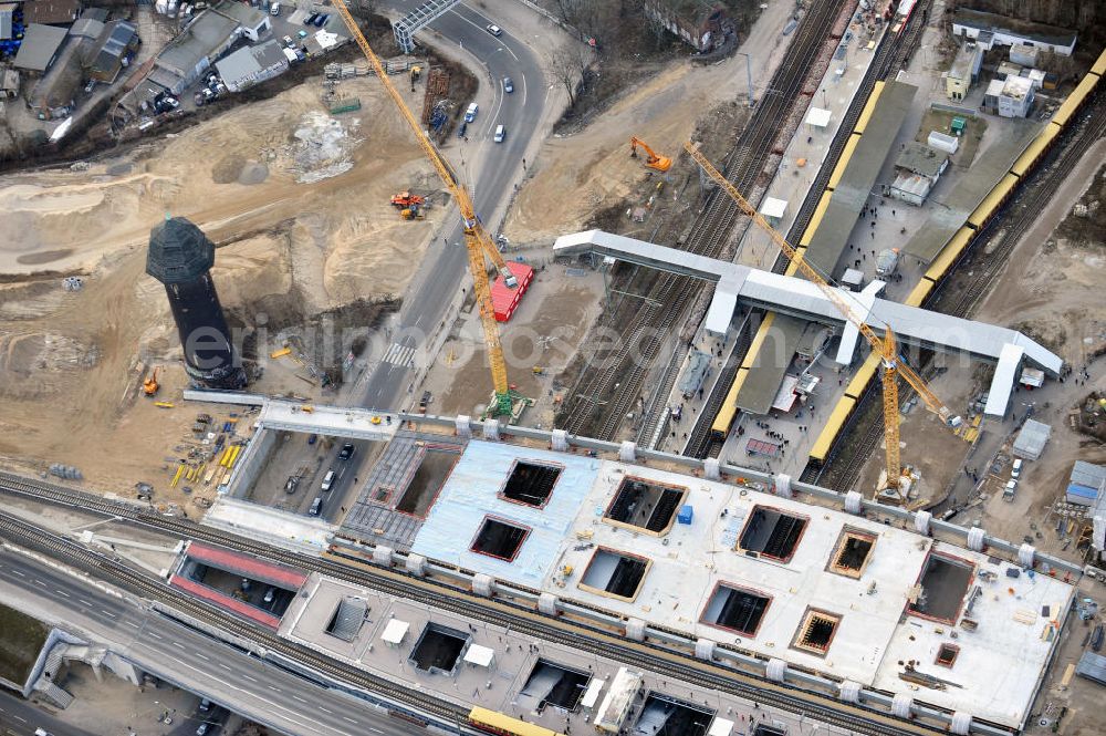 Berlin Friedrichshain from the bird's eye view: Blick auf den Um- und Neubau des Berliner S-Bahnhof Ostkreuz der Deutschen Bahn. Teile der Neubauten führt die EUROVIA Beton GmbH aus. Weiterhin beteiligt ist das Unternehmen VEPRO Verkehrsbauprojekt GmbH. Upgrading and construction of the Berlin S-Bahn station Ostkreuz.