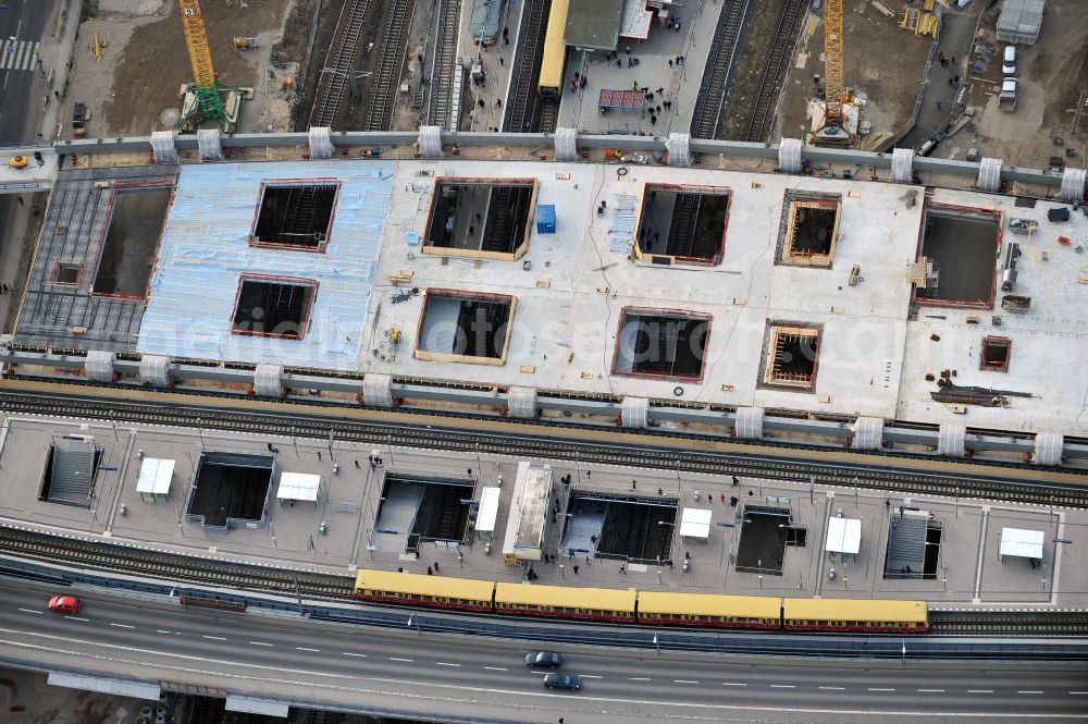 Aerial image Berlin Friedrichshain - Blick auf den Um- und Neubau des Berliner S-Bahnhof Ostkreuz der Deutschen Bahn. Teile der Neubauten führt die EUROVIA Beton GmbH aus. Weiterhin beteiligt ist das Unternehmen VEPRO Verkehrsbauprojekt GmbH. Upgrading and construction of the Berlin S-Bahn station Ostkreuz.