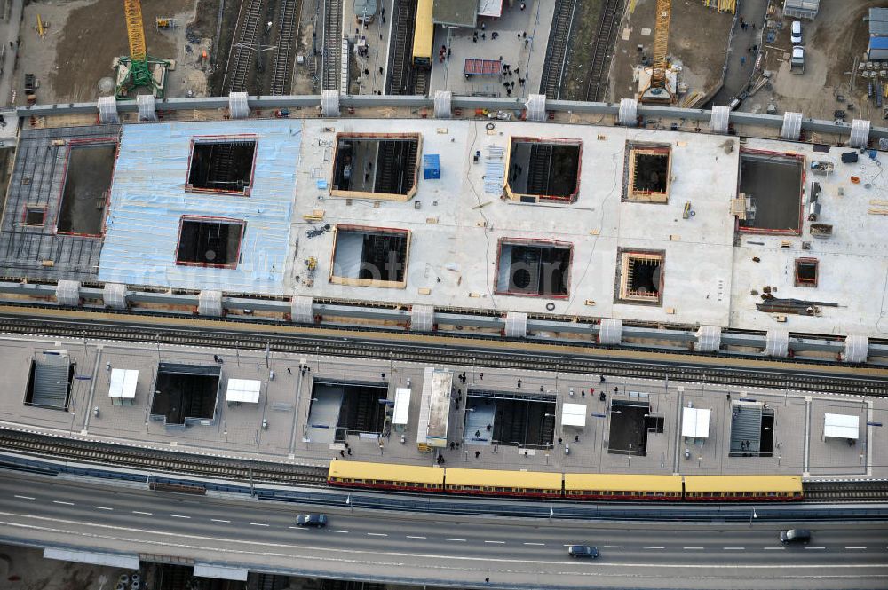 Aerial photograph Berlin Friedrichshain - Blick auf den Um- und Neubau des Berliner S-Bahnhof Ostkreuz der Deutschen Bahn. Teile der Neubauten führt die EUROVIA Beton GmbH aus. Weiterhin beteiligt ist das Unternehmen VEPRO Verkehrsbauprojekt GmbH. Upgrading and construction of the Berlin S-Bahn station Ostkreuz.