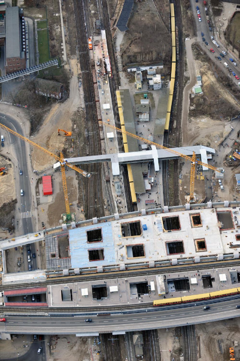 Berlin Friedrichshain from above - Blick auf den Um- und Neubau des Berliner S-Bahnhof Ostkreuz der Deutschen Bahn. Teile der Neubauten führt die EUROVIA Beton GmbH aus. Weiterhin beteiligt ist das Unternehmen VEPRO Verkehrsbauprojekt GmbH. Upgrading and construction of the Berlin S-Bahn station Ostkreuz.