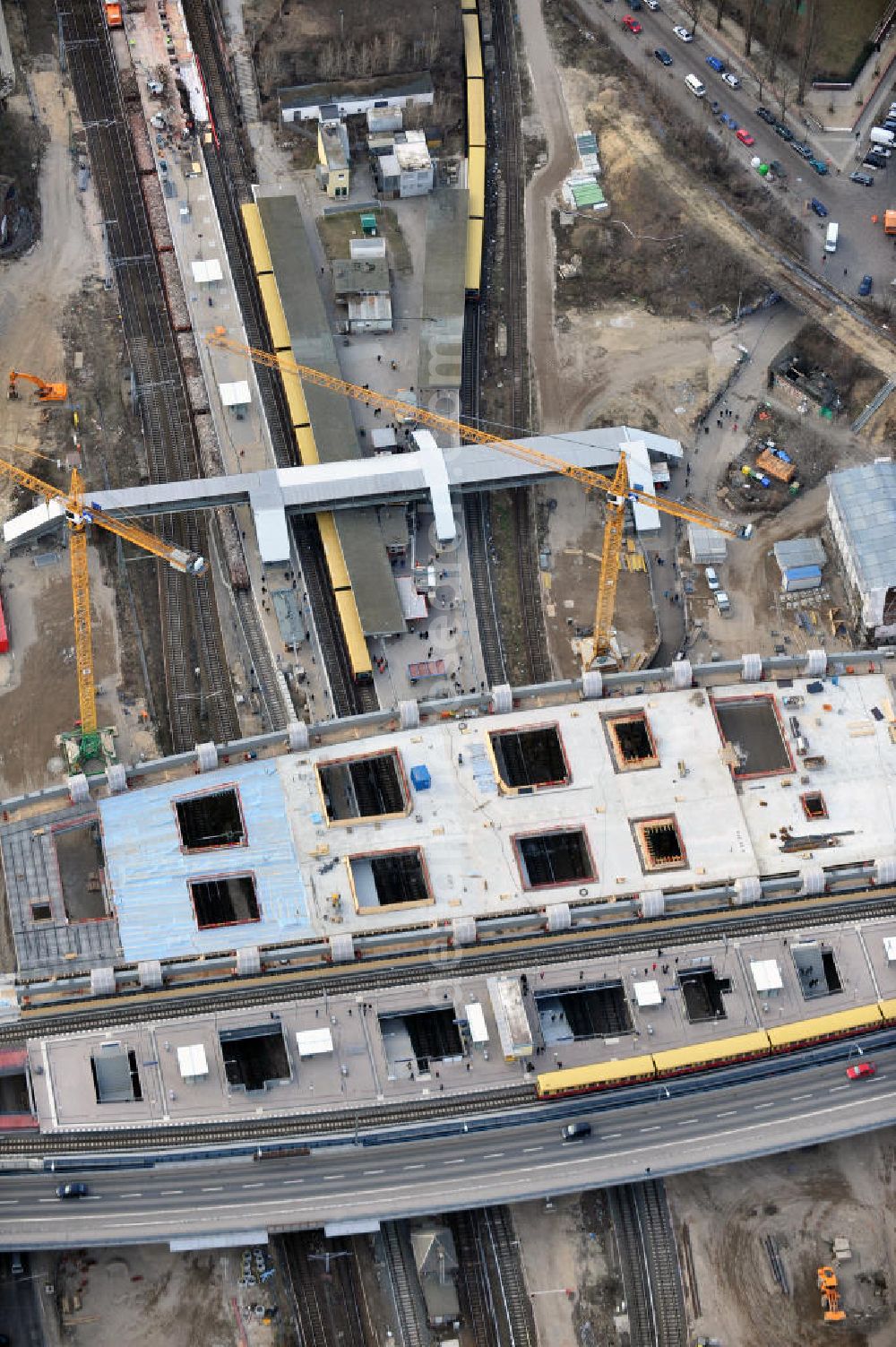 Berlin Friedrichshain from the bird's eye view: Blick auf den Um- und Neubau des Berliner S-Bahnhof Ostkreuz der Deutschen Bahn. Teile der Neubauten führt die EUROVIA Beton GmbH aus. Weiterhin beteiligt ist das Unternehmen VEPRO Verkehrsbauprojekt GmbH. Upgrading and construction of the Berlin S-Bahn station Ostkreuz.