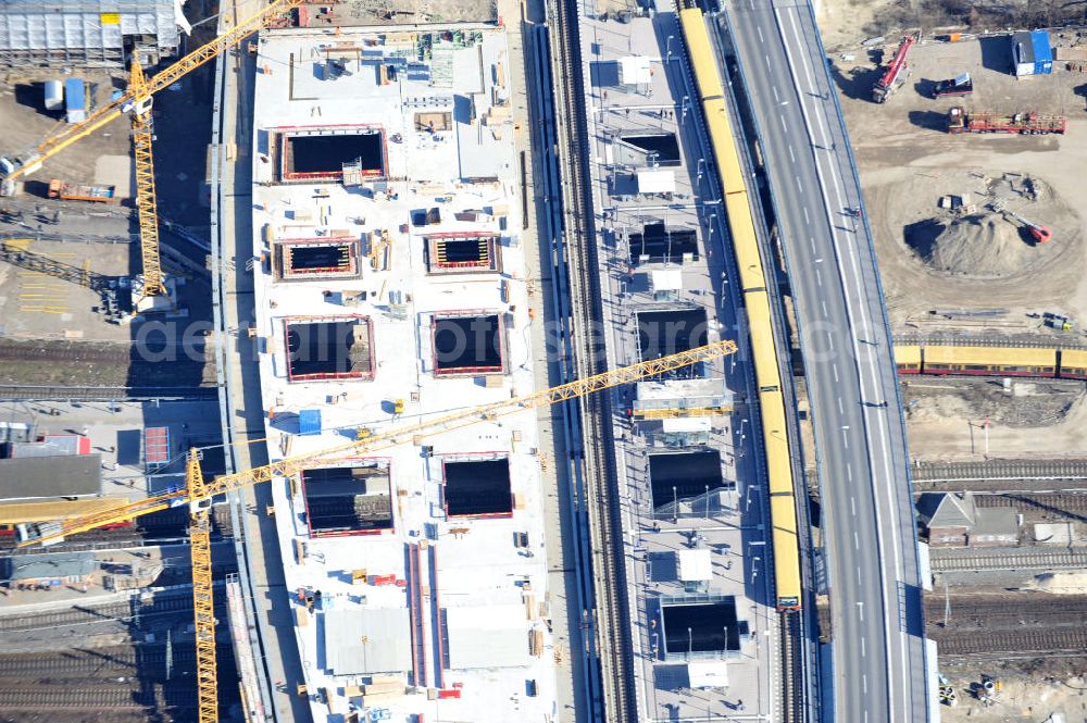 Aerial image Berlin-Friedrichshain - Blick auf den Um- und Neubau des Berliner S-Bahnhof Ostkreuz der Deutschen Bahn. Teile der Neubauten führt die EUROVIA Beton GmbH und die Firma Stahlbau Dessau aus. Weiterhin beteiligt ist das Unternehmen VEPRO Verkehrsbauprojekt GmbH. Upgrading and construction of the Berlin S-Bahn station Ostkreuz.