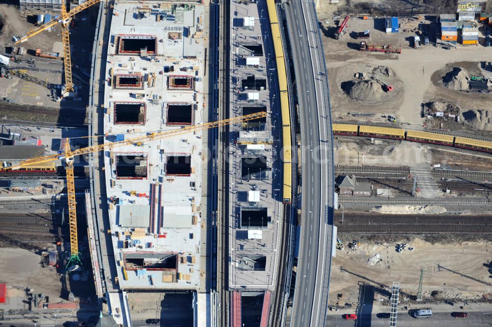 Aerial photograph Berlin-Friedrichshain - Blick auf den Um- und Neubau des Berliner S-Bahnhof Ostkreuz der Deutschen Bahn. Teile der Neubauten führt die EUROVIA Beton GmbH und die Firma Stahlbau Dessau aus. Weiterhin beteiligt ist das Unternehmen VEPRO Verkehrsbauprojekt GmbH. Upgrading and construction of the Berlin S-Bahn station Ostkreuz.